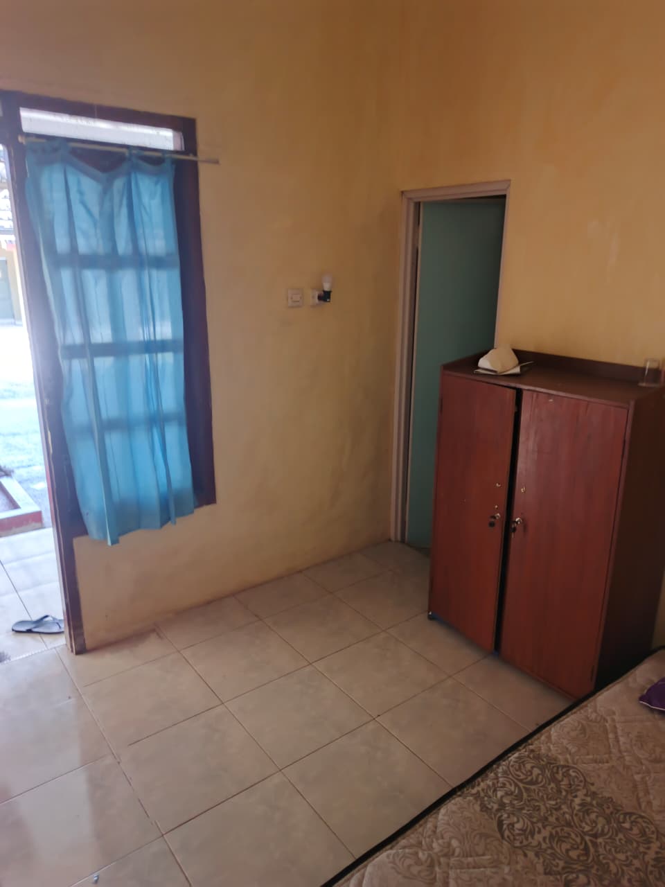 Fasilitas kamar dengan almari pakaian